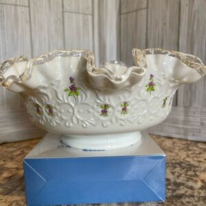 Fenton Milkglass beautiful bowl